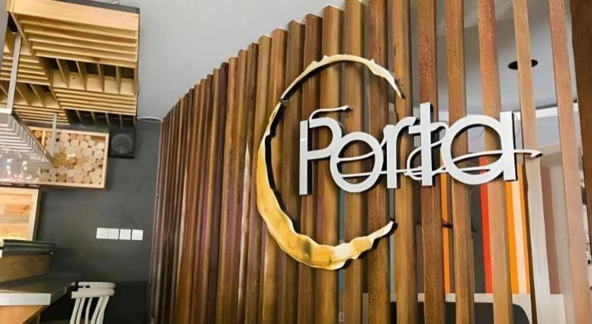 Life Puri Hotel Surabaya Gubeng Exterior photo